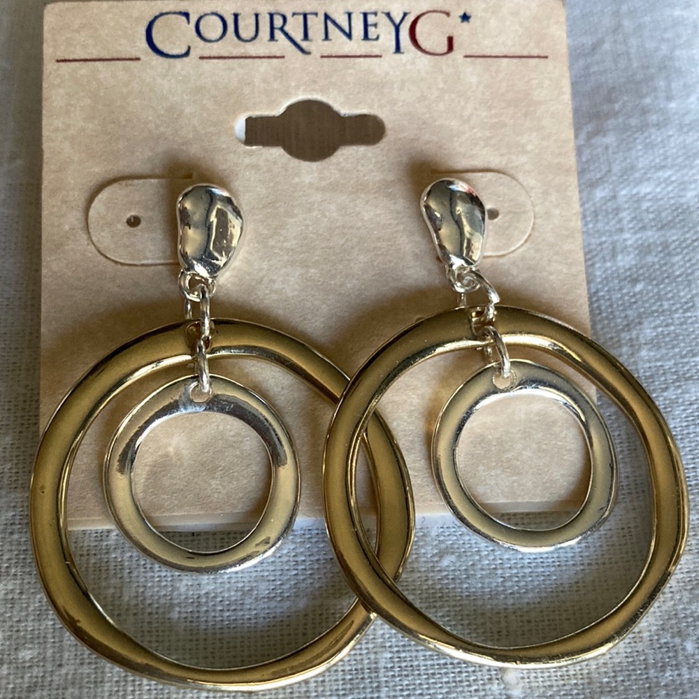 NWOT COURTNEY G 2 tone double circle earrings, st post & sm. circle $15